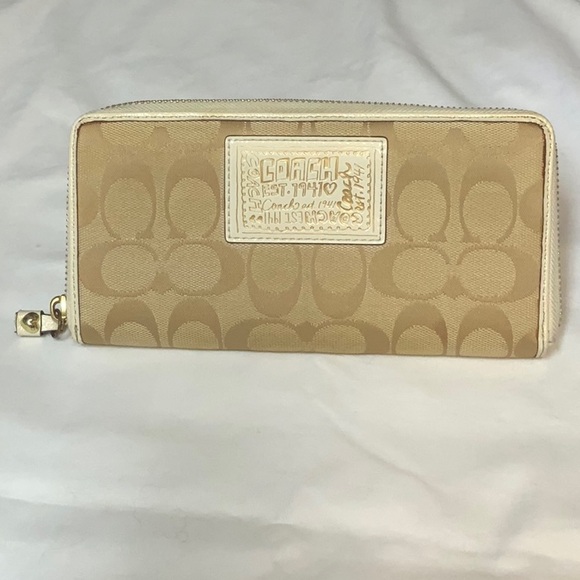 Coach Handbags - Coach Poppy Wallet